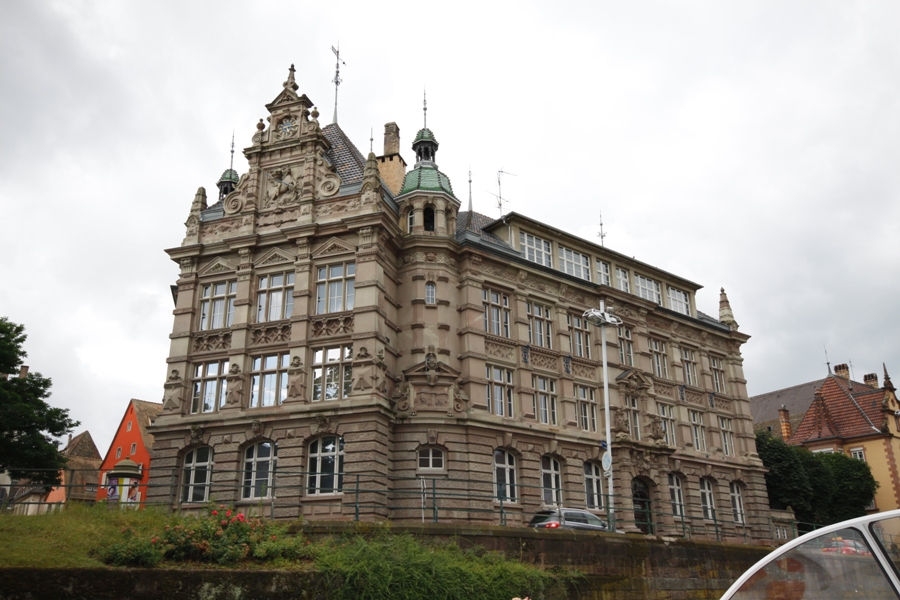 Palazzo sul bordo del fiume Ill